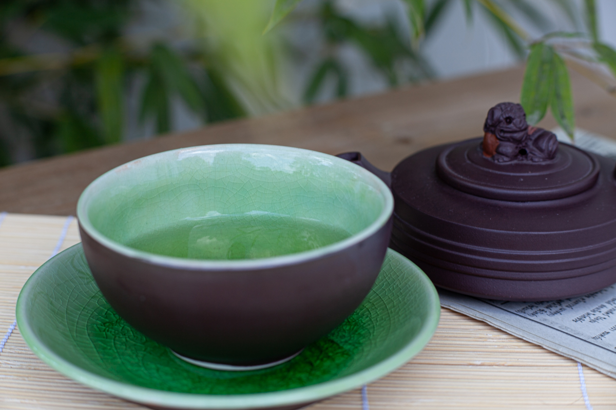 Packshot bol, sous-tasse et théière japonaise en terre cuite
