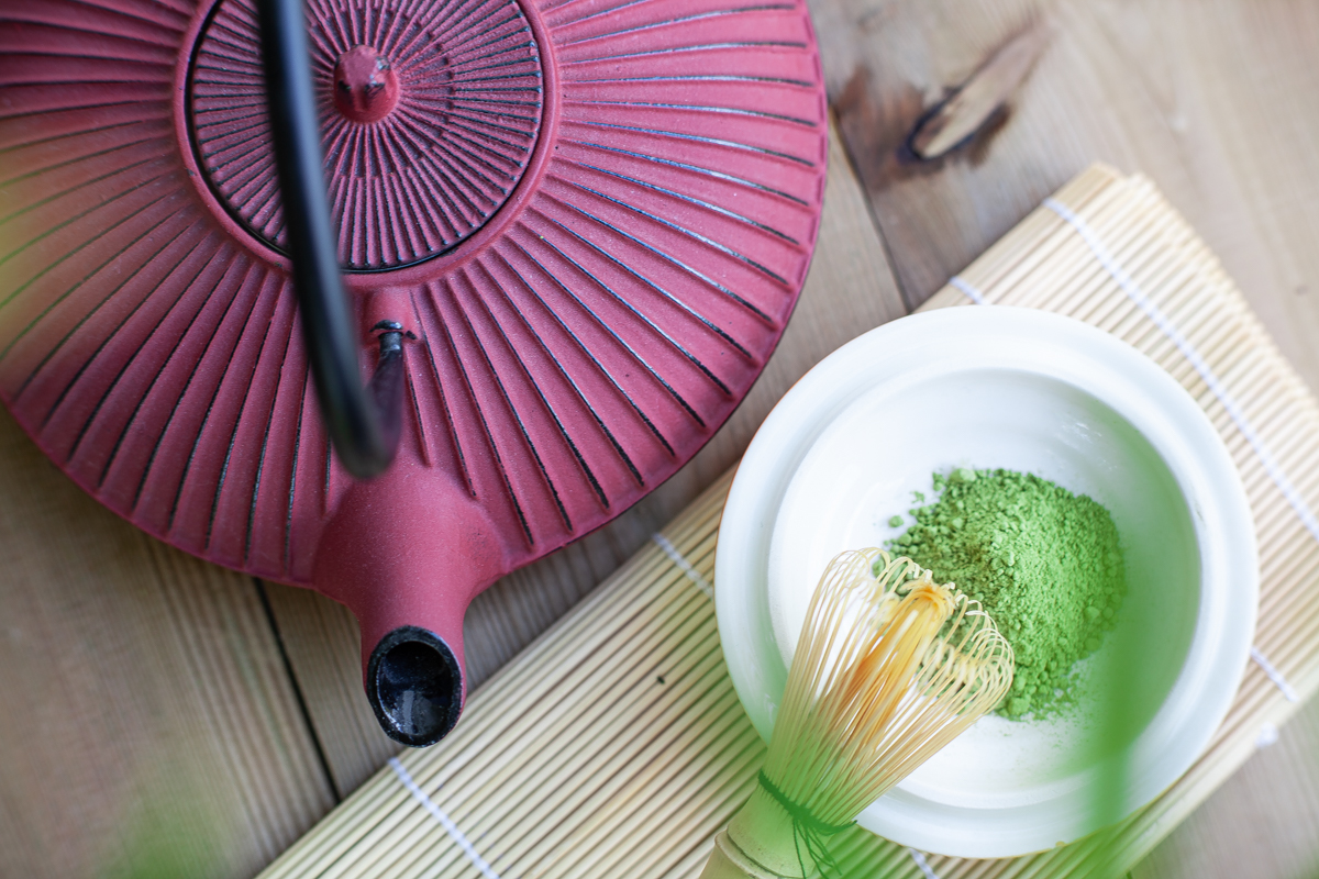 Packshot Théière en fonte, thé matcha