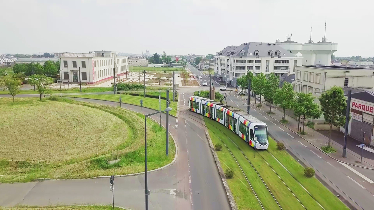 Réalisation d'un film sur le circuit du tramway dans la ville d'Avrillé